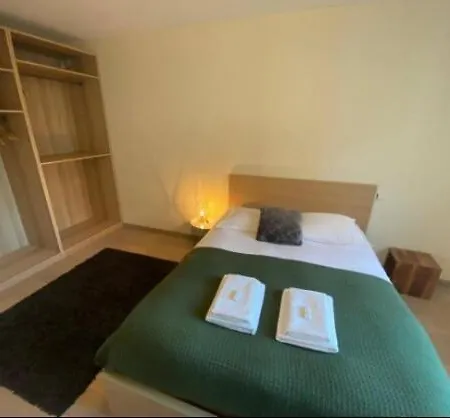 Well-connected 2 Bedroom Flat With Free Parking Apartment *