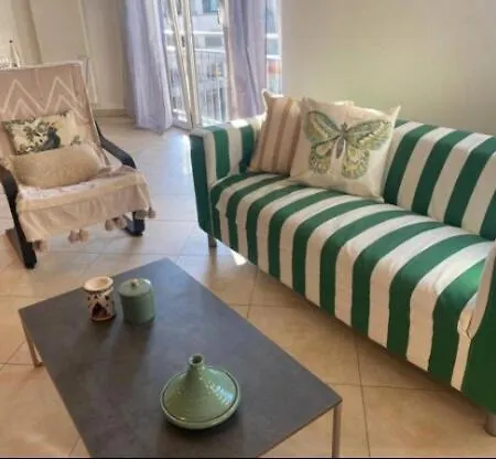 Well-connected 2 Bedroom Flat With Free Parking *