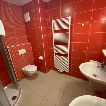 Well-connected 2 Bedroom Flat With Free Parking Appartement