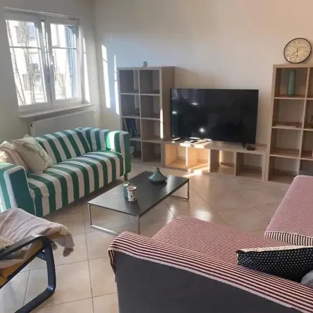 Apartment Well-connected 2 Bedroom Flat With Free Parking *