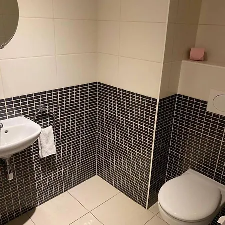 Well-connected 2 Bedroom Flat With Free Parking *